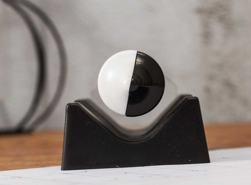 Creative Magnetic Suspension Gyro High-tech Magnetic UFO Rotating UFO Student Toy Scenic Souvenir