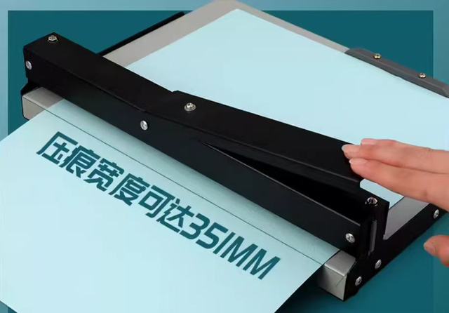 Small manual paper cutting machine